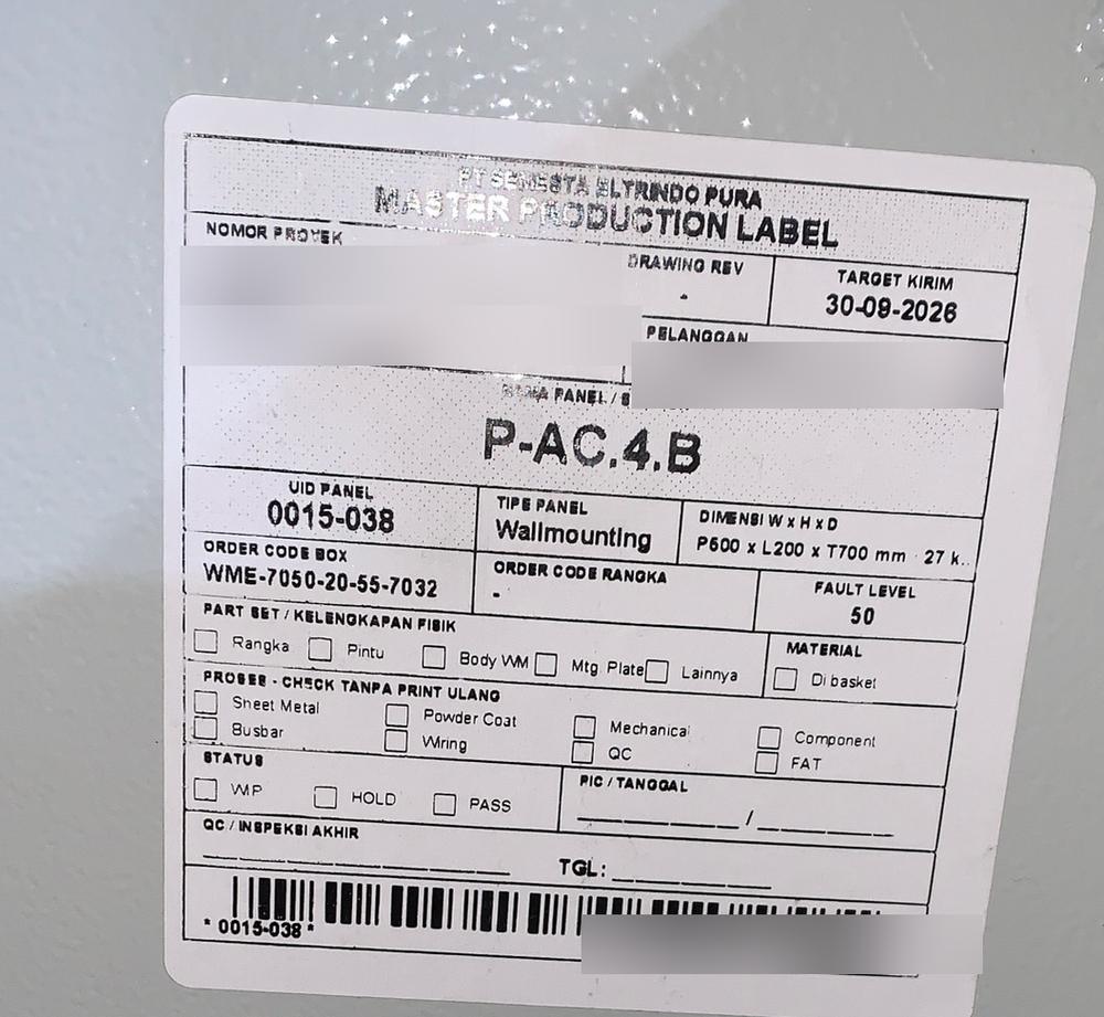 Perbesaran stiker: UID panel 0015-038 dan barcode terbaca