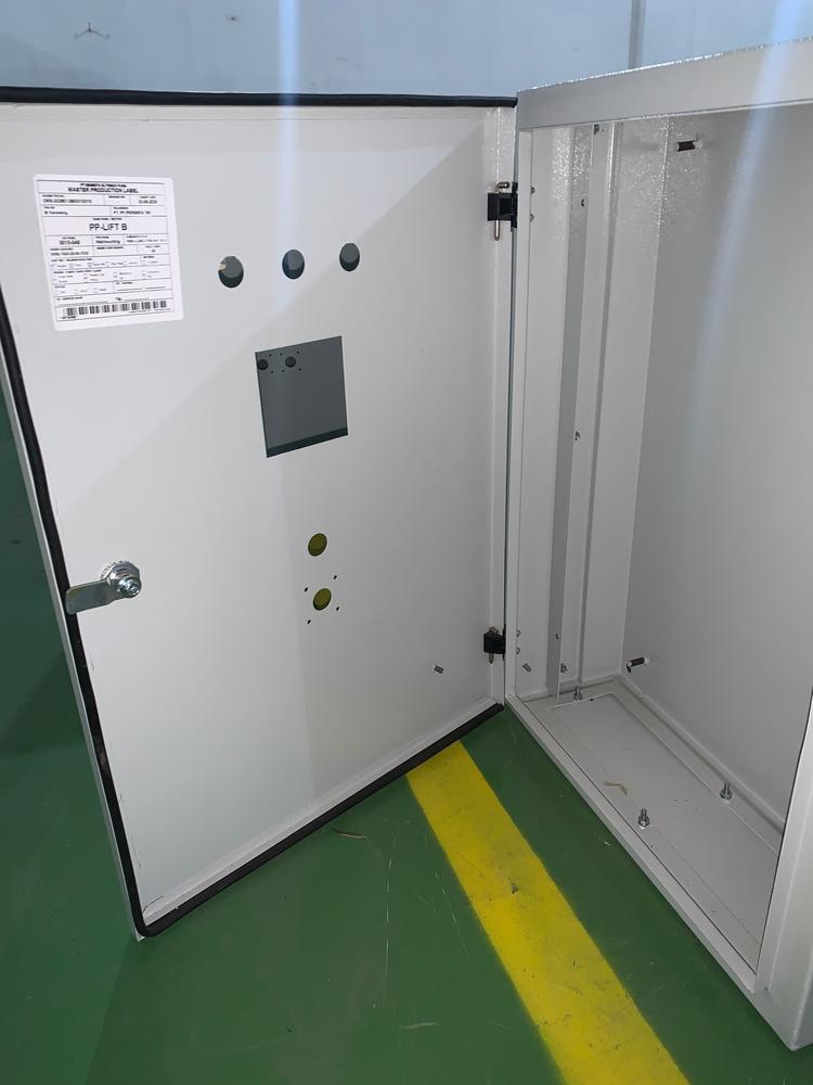 Box dengan pintu terbuka dan stiker di dalam pintu