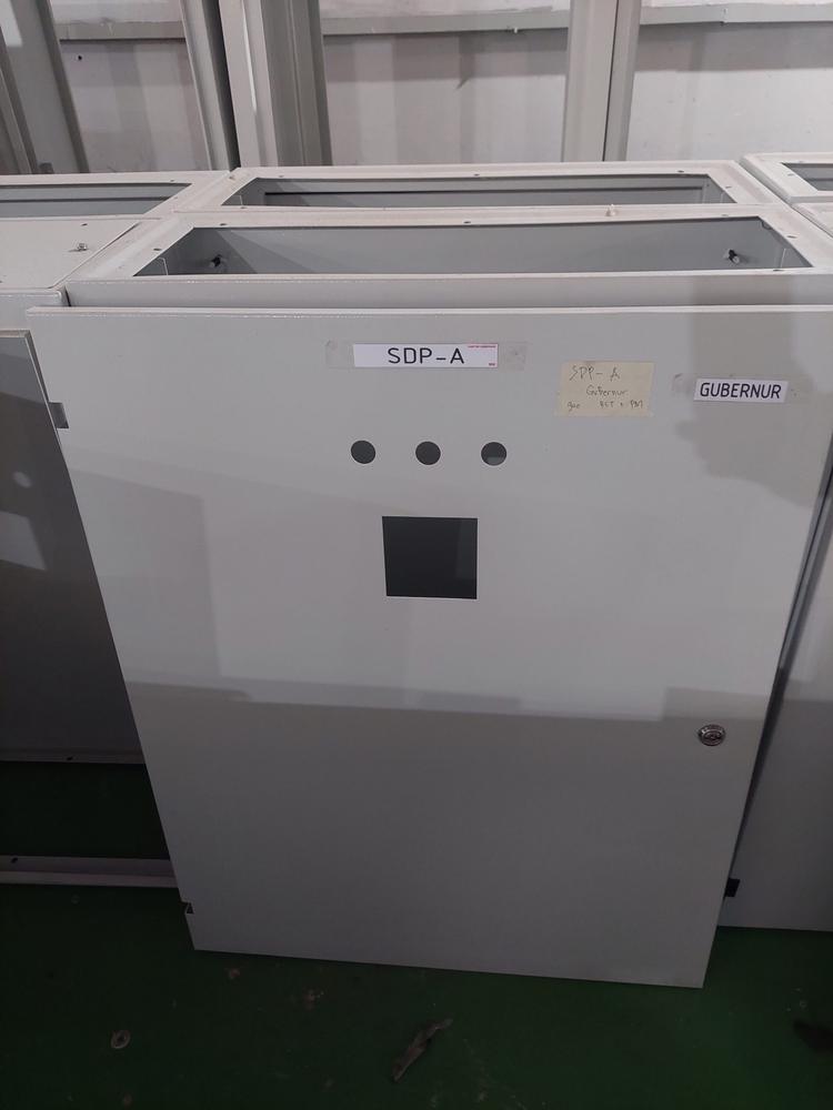 Panel sudah dicat dengan label nama