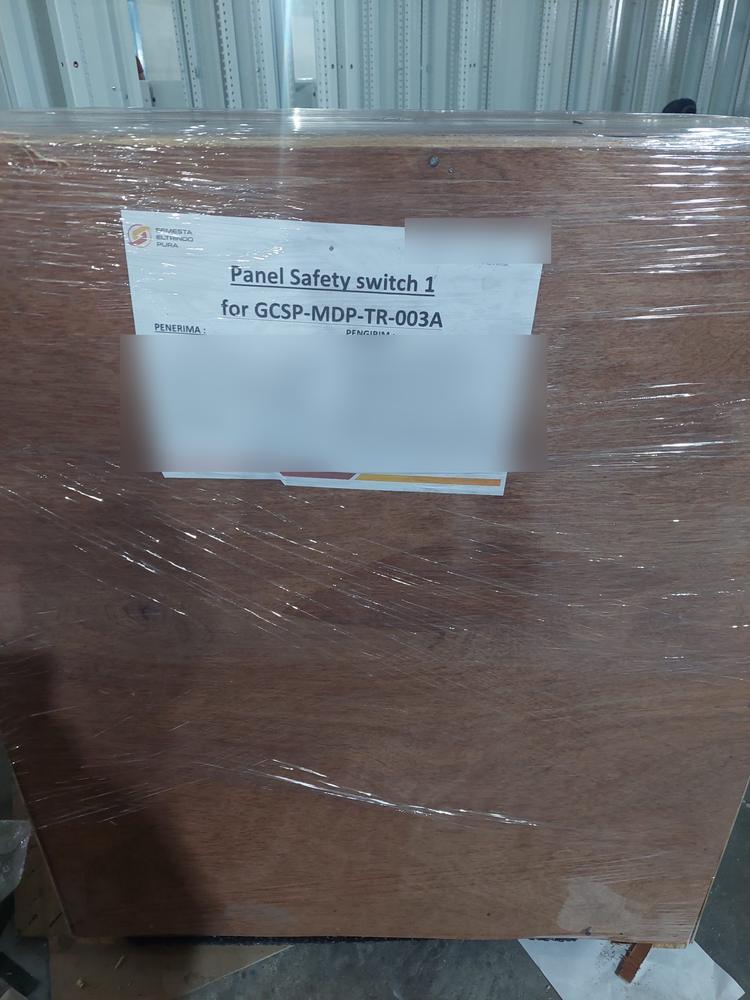 Panel dalam peti dengan label pengiriman