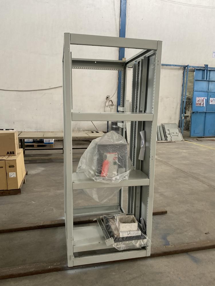 Rangka freestanding berdiri utuh