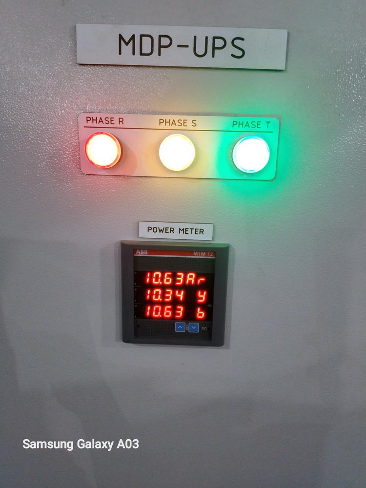 Lampu fasa menyala dan power meter terbaca