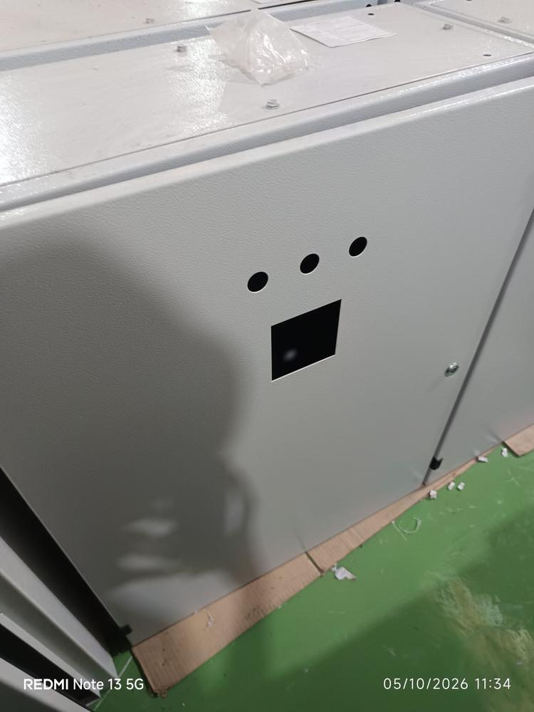 Panel dengan pintu tertutup